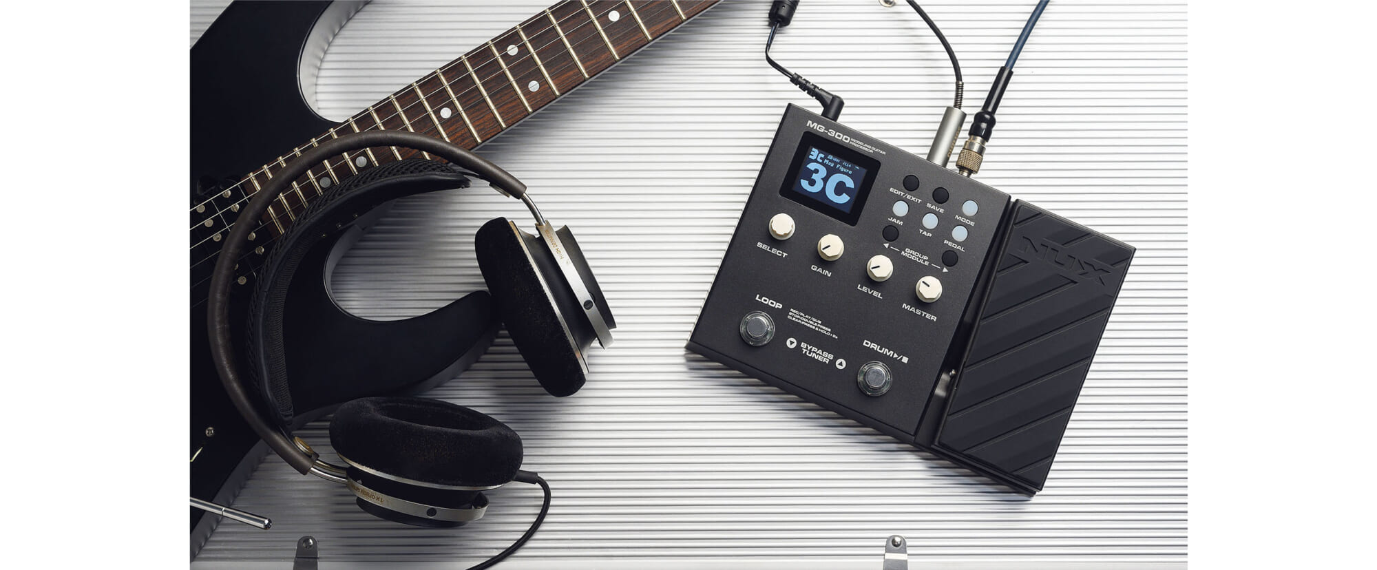 多彩な機能とリアルなサウンドをコンパクトに収めたNUXのマルチ