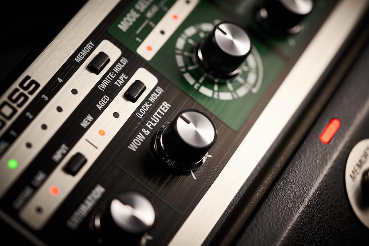 ローランドのテープ式エコーの音を再現したエフェクター2機種がBOSS