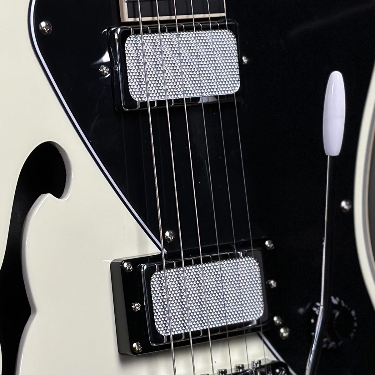 バラゲール・ギターズより、セミホロウ・ボディとトレモロを採用した