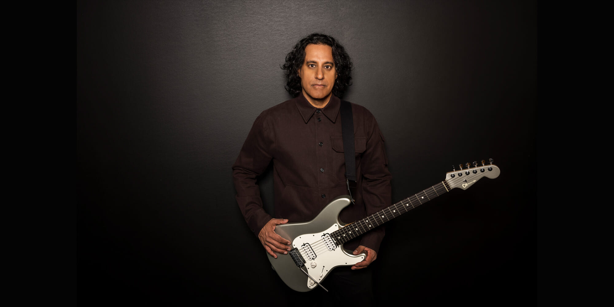 シャーベル、プラシャント・アスワニの初のシグネチャー・ギターを発売