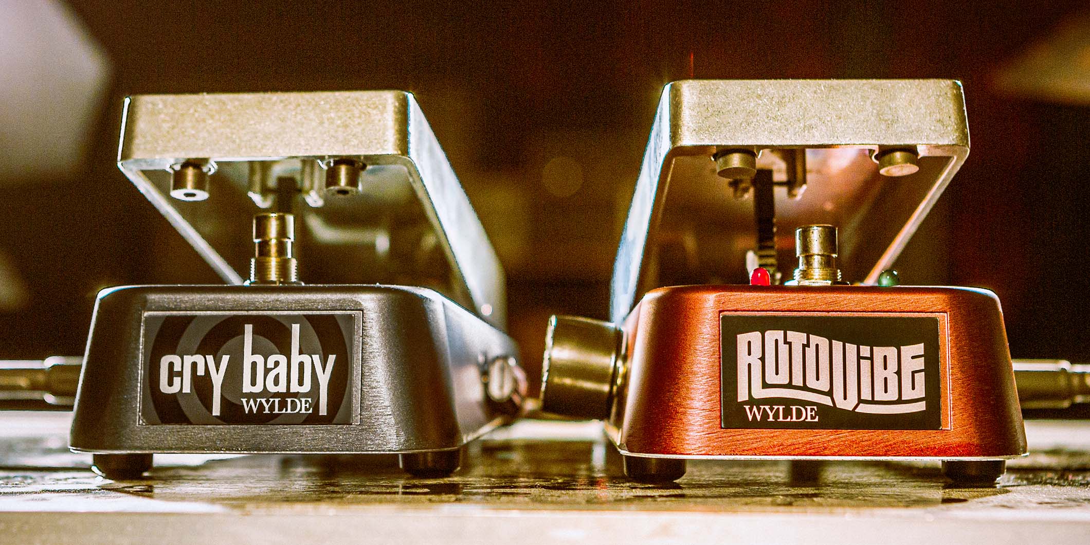 ザック・ワイルドとダンロップのコラボ20周年を記念したCRY BABY