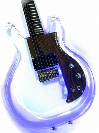 ギター・ベース】アクリル削りだしの「LA LUMINARISTE」にLEDモデルが