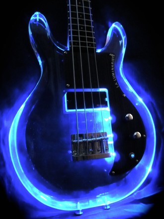 ギター・ベース】アクリル削りだしの「LA LUMINARISTE」にLEDモデルが