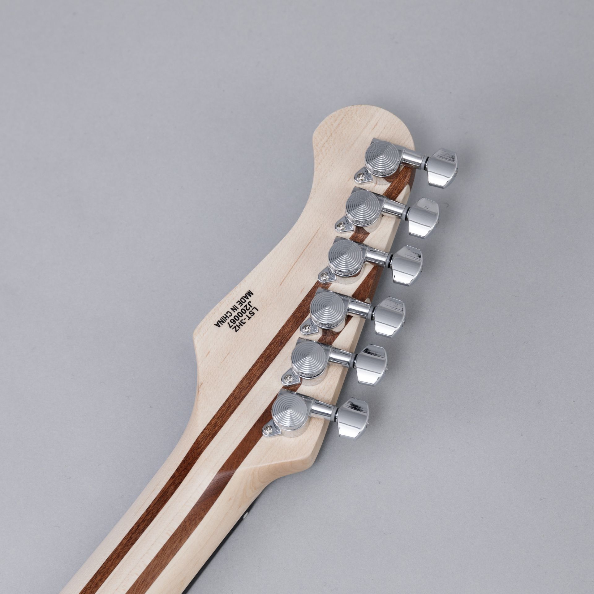 エレキギター】Laid Back LST-3HZ｜638mmスケール、ロック式ペグの採用