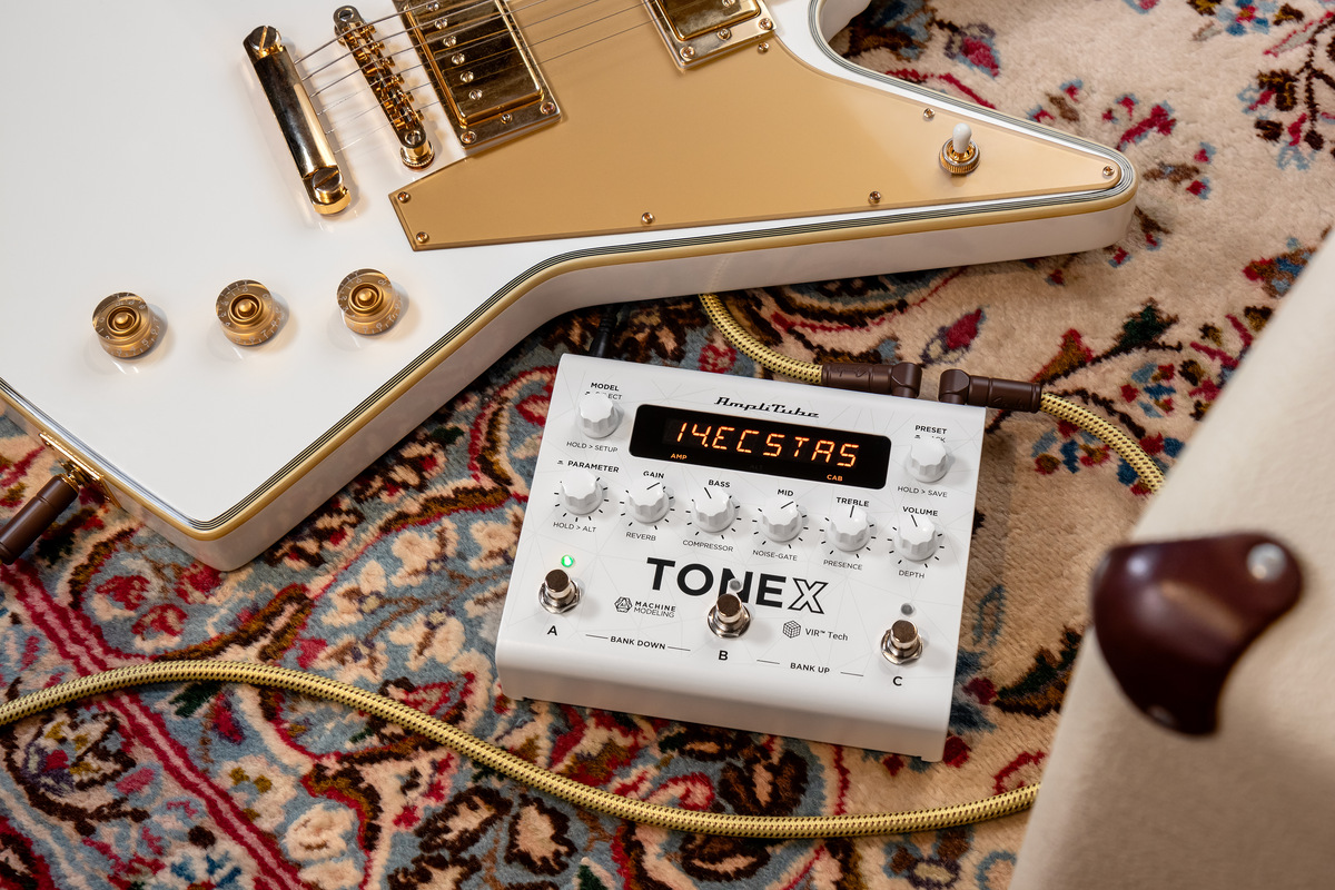ステージで輝くIK Multimedia TONEX Pedalの限定ホワイトエディション