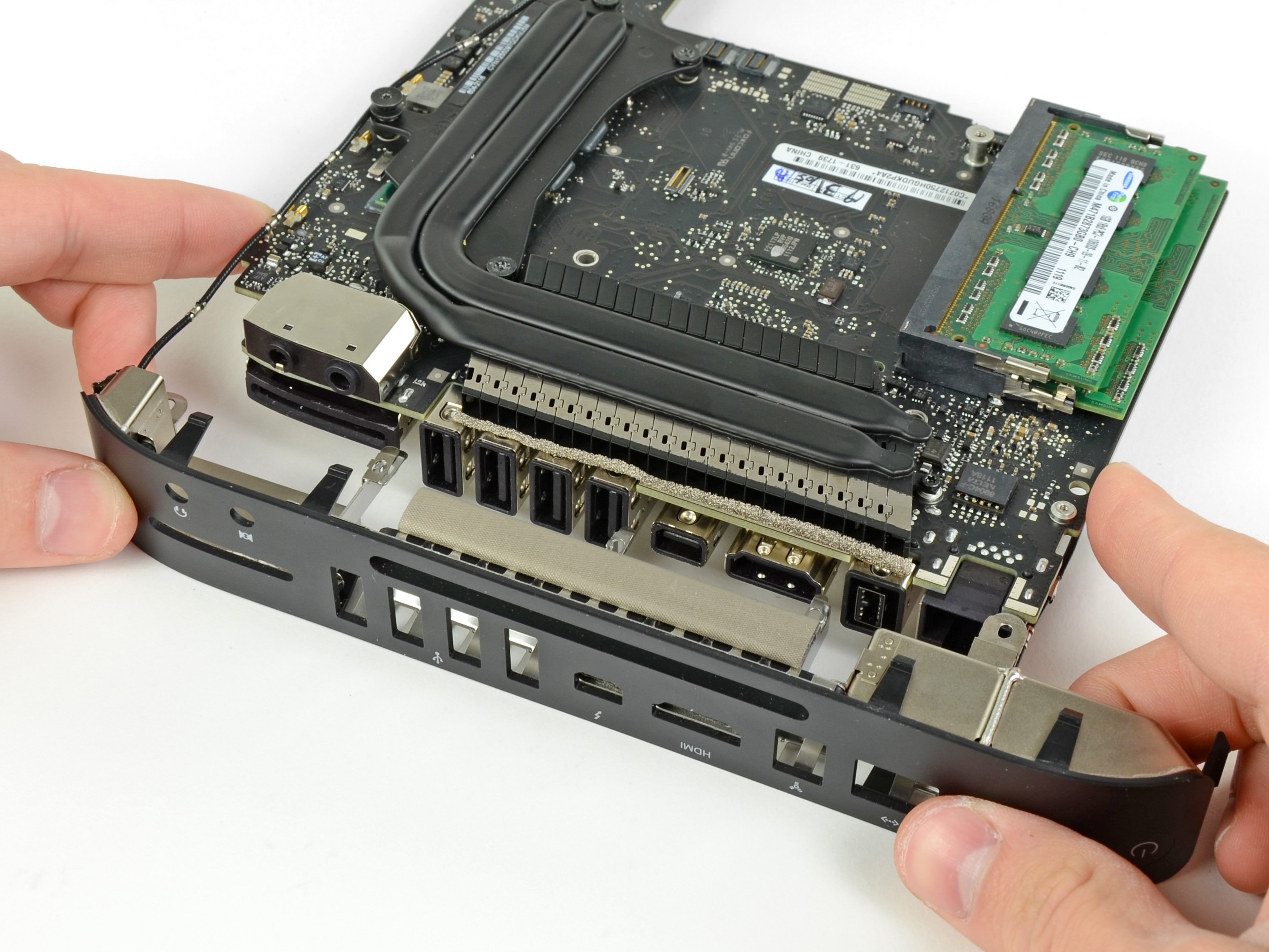 Mac mini Late 2012 I/Oベゼルの交換 - iFixit 修理ガイド