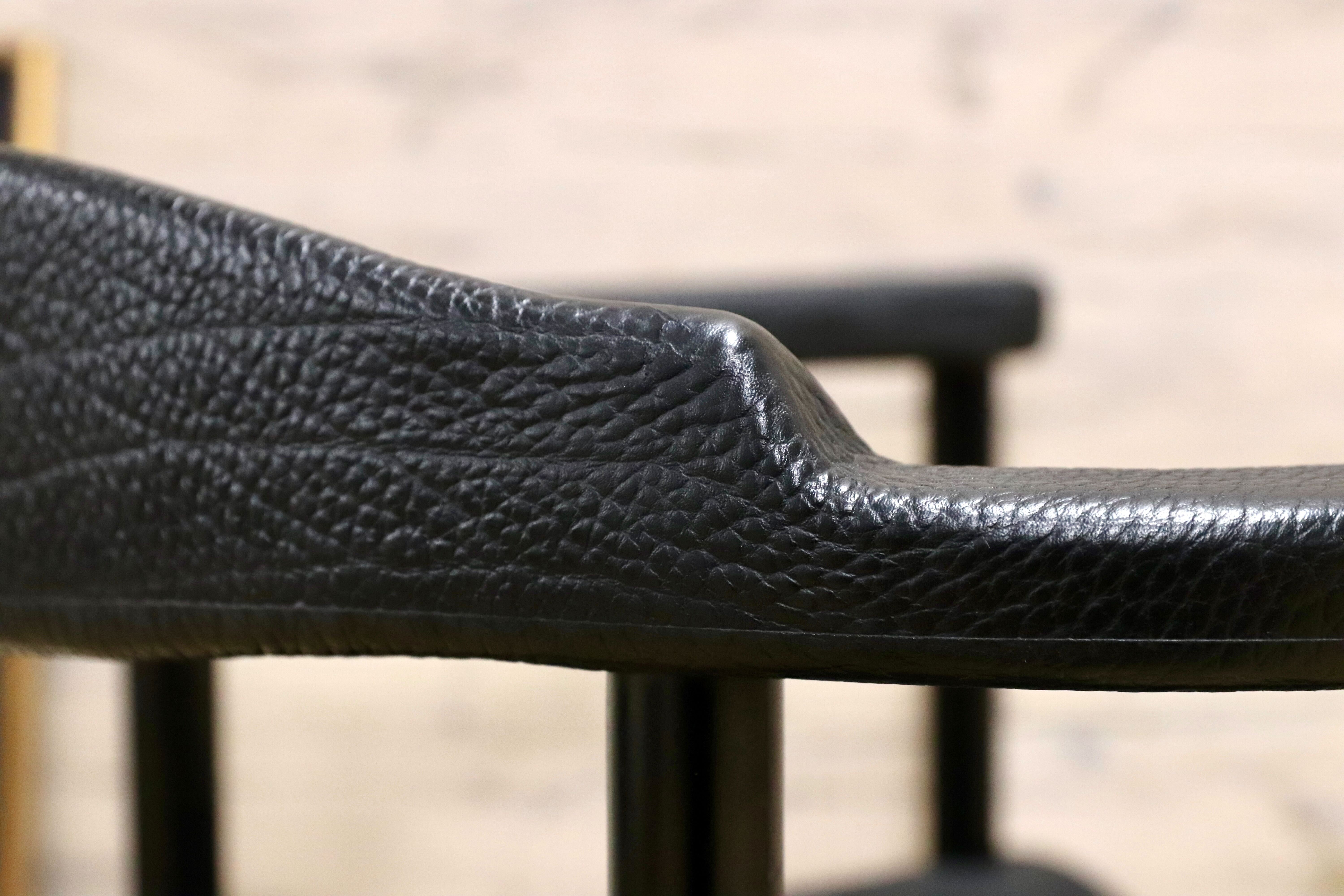 GMGK465A○レオナルド アームチェア ブラック スイス デザイナーズ家具