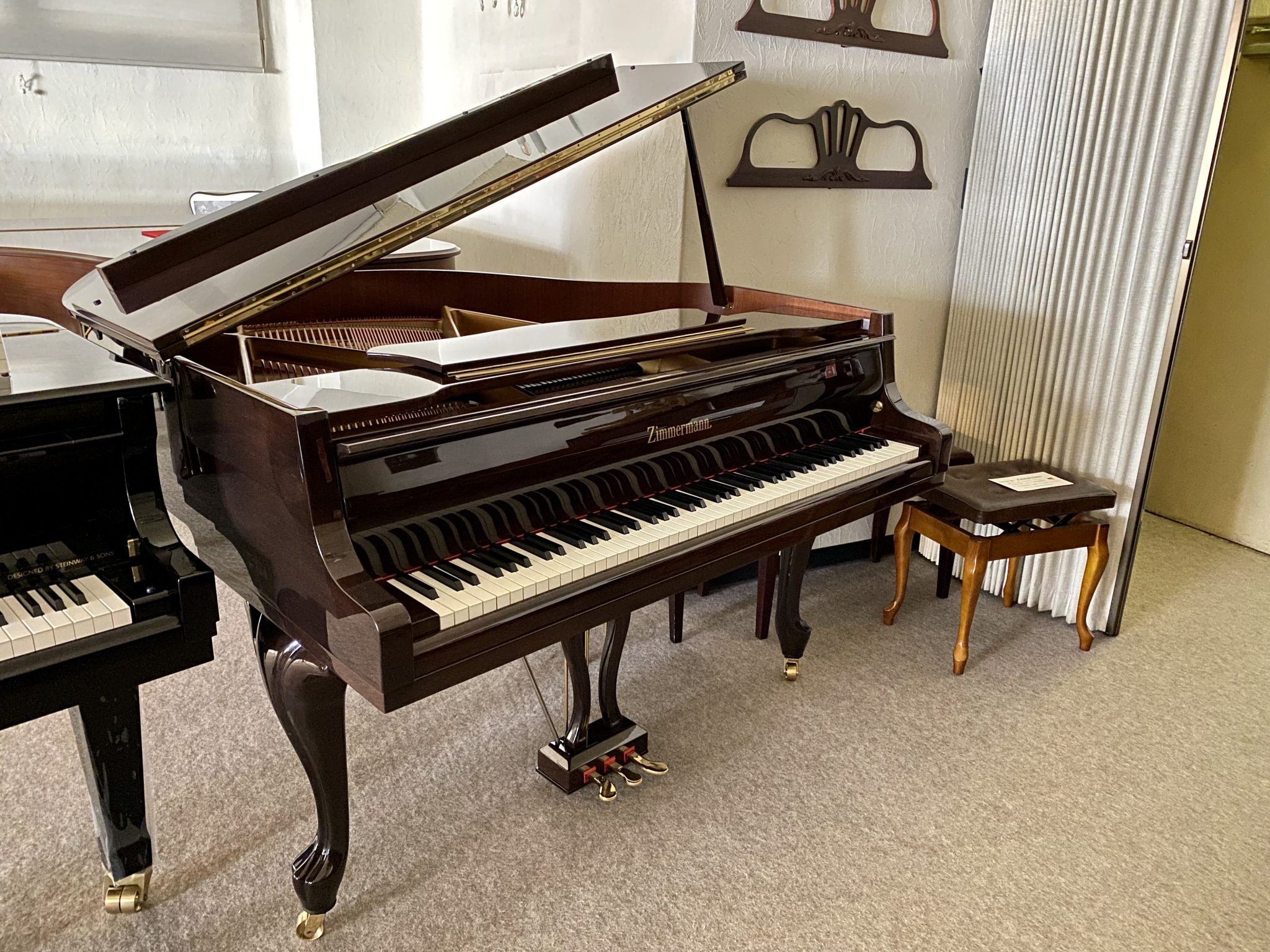 東ヨーロッパの香り、、ベビーグランド 奥行き145㎝、優雅な