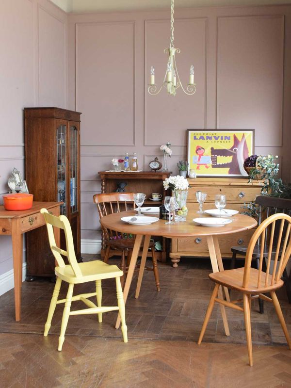 アンティーク風のおしゃれなキャビネット、オーク材のオープンシェルフ