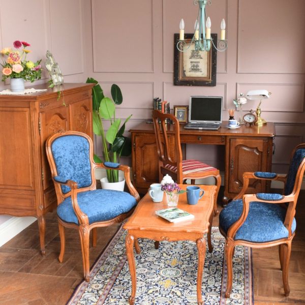 フランスから届いた美しいアンティークの椅子、天使の羽がデザインされ