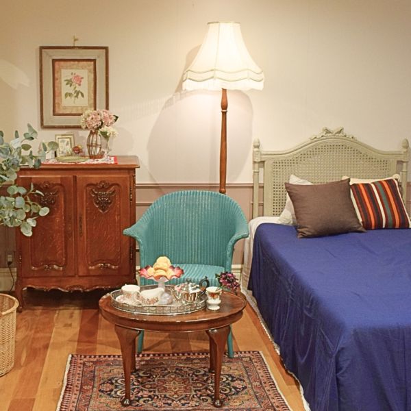 オパールセントガラスの美しいアンティーク、クランベリー色の