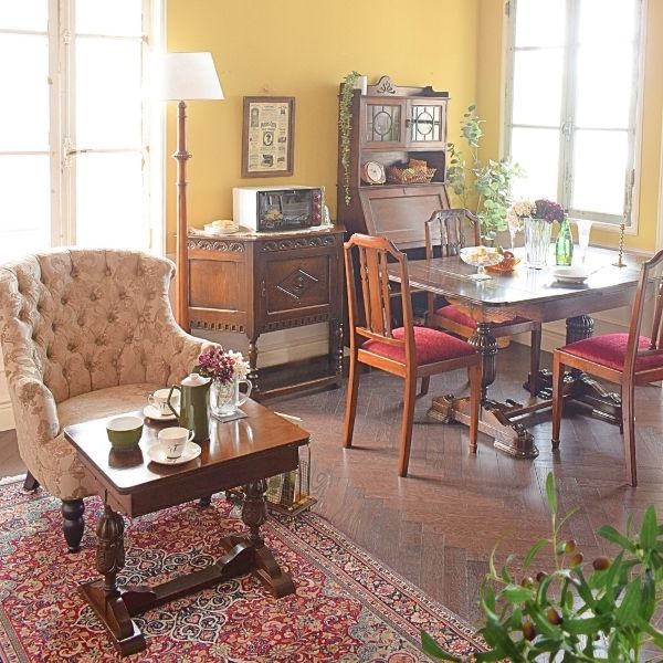 英国から届いたアンティークのスタンドライト、支柱のデザインが