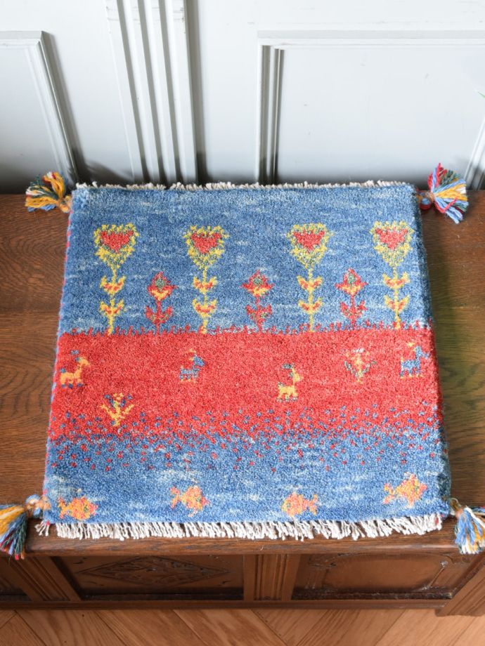 コンパクトサイズのおしゃれなギャッベ、赤とブルーの草木染が美しい