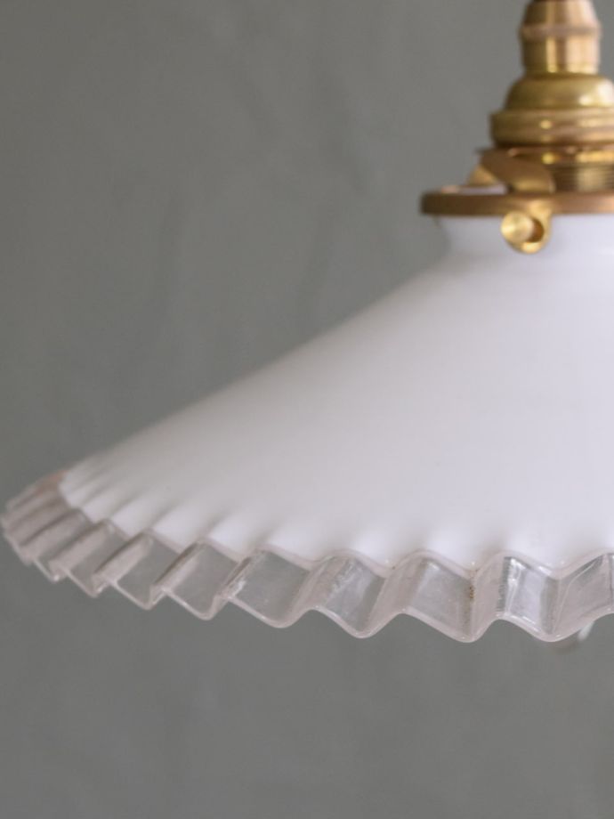 ミルクガラスのフリルシェード、フランスのアンティークペンダント