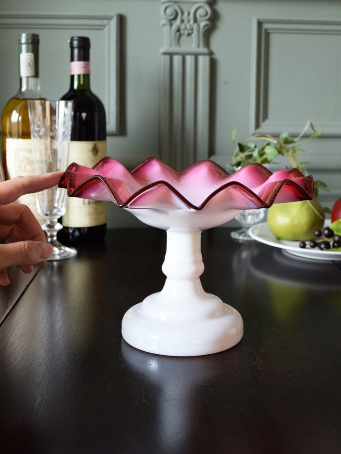 オパールセントガラスの美しいアンティーク、クランベリー色の