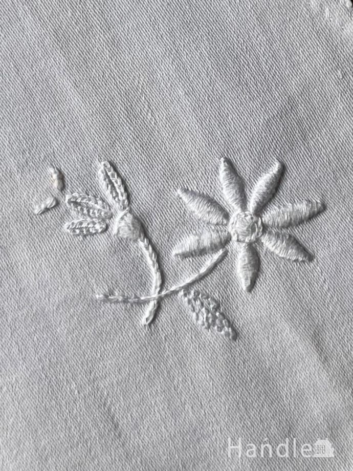 お花の刺繍が入ったテーブルクロス、丸い形のアンティーククロス(m