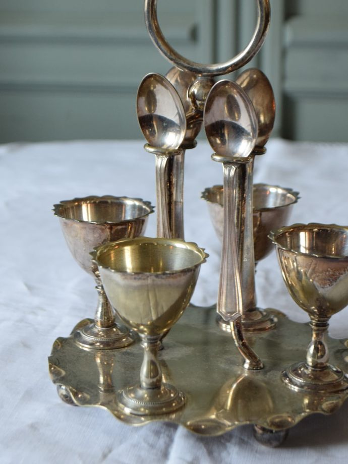 英国製シルバープレートのエッグスタンド、アンティークのエッグクリュ