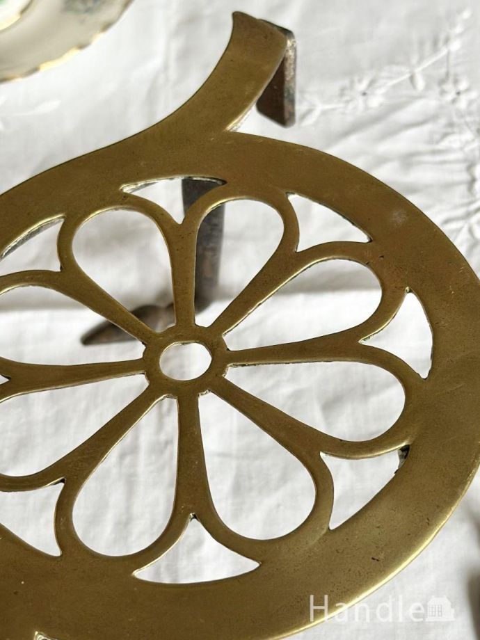 英国から届いたアンティークの鍋敷き、木製の持ち手がおしゃれな