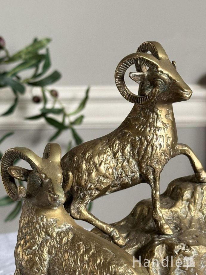 イギリスから届いたアンティーク、2匹のシカの真鍮製のオブジェ(m-8164