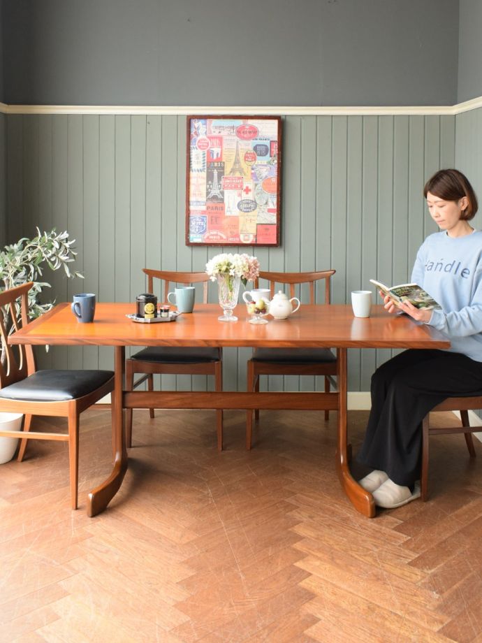 G-プランのおしゃれなダイニングテーブル、ホエールレッグのビンテージ