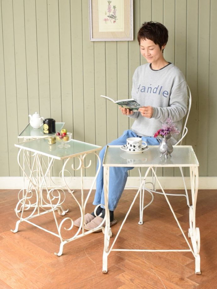 フランスの白いアンティークテーブル、アイアン脚が美しいガラス天板の