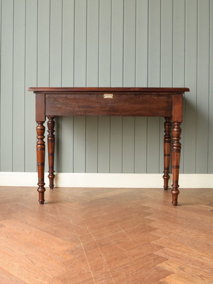 英国から届いたアンティークのデスク、シノワズリの取っ手がおしゃれな