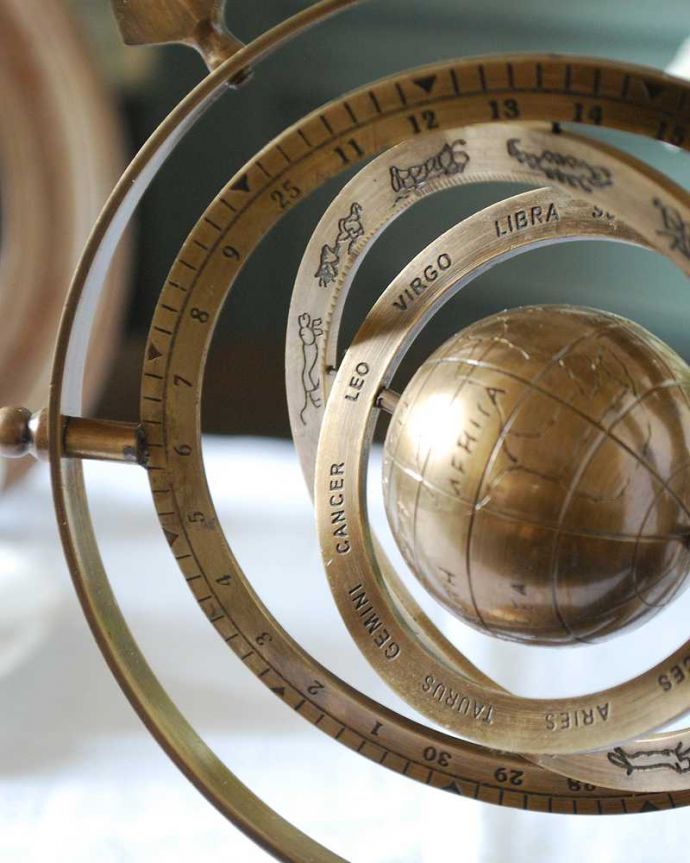 置くだけで絵になる天球儀、真鍮製のアンティーク風オブジェ(n12-327