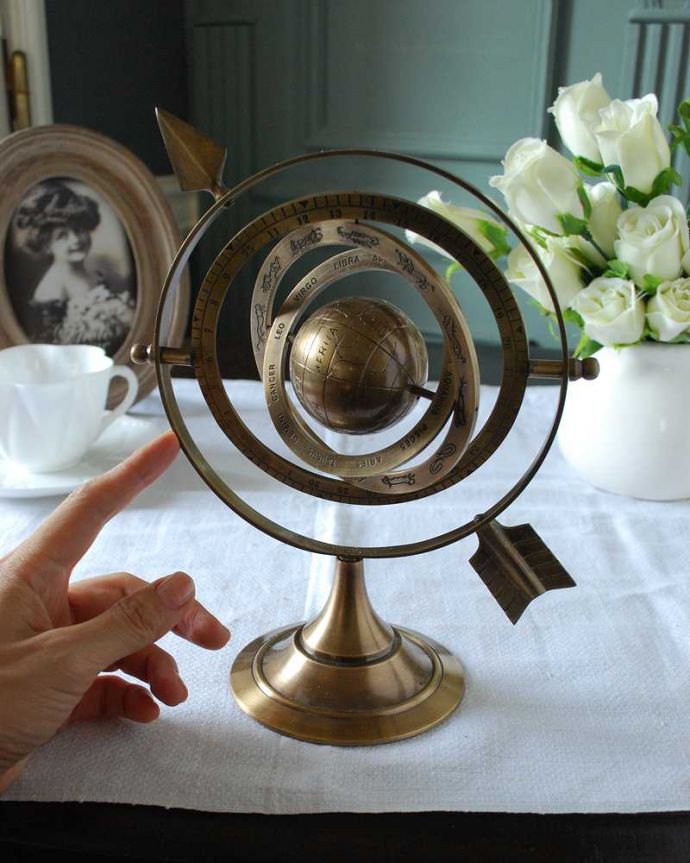 置くだけで絵になる天球儀、真鍮製のアンティーク風オブジェ(n12-327