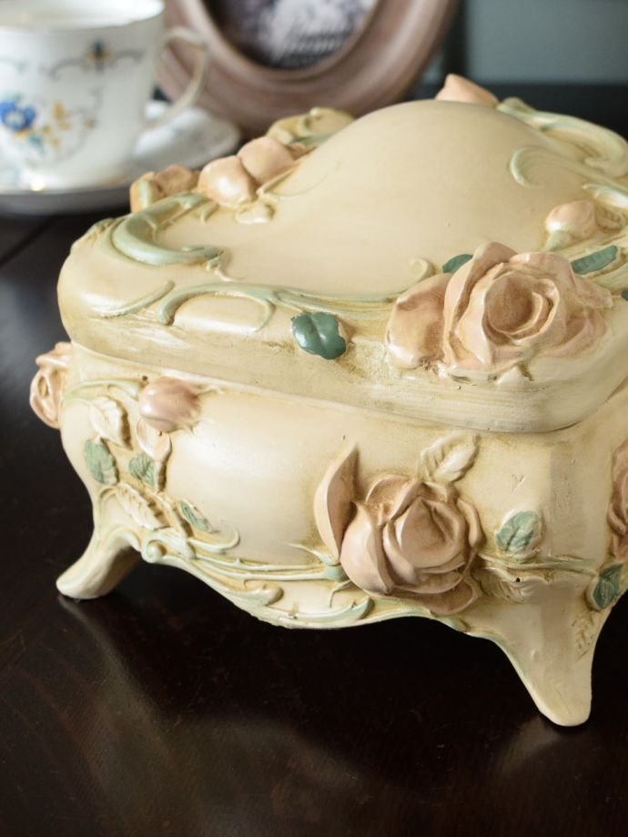 美しいバラがデザインされたアンティーク風の小物入れ、アール