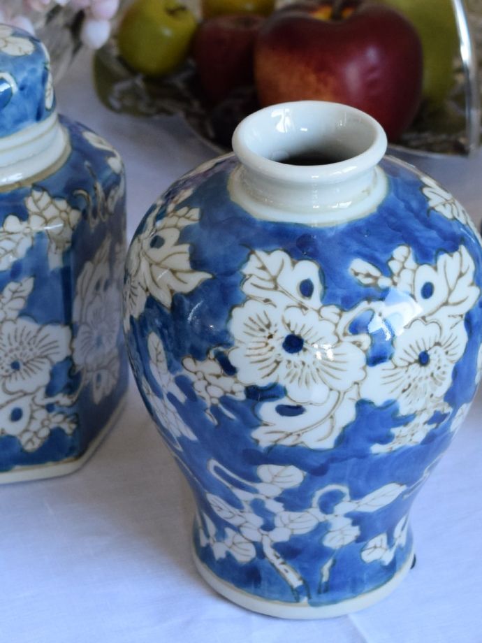 アンティーク調のおしゃれな陶磁器、シノワズリスタイルの小物入れ