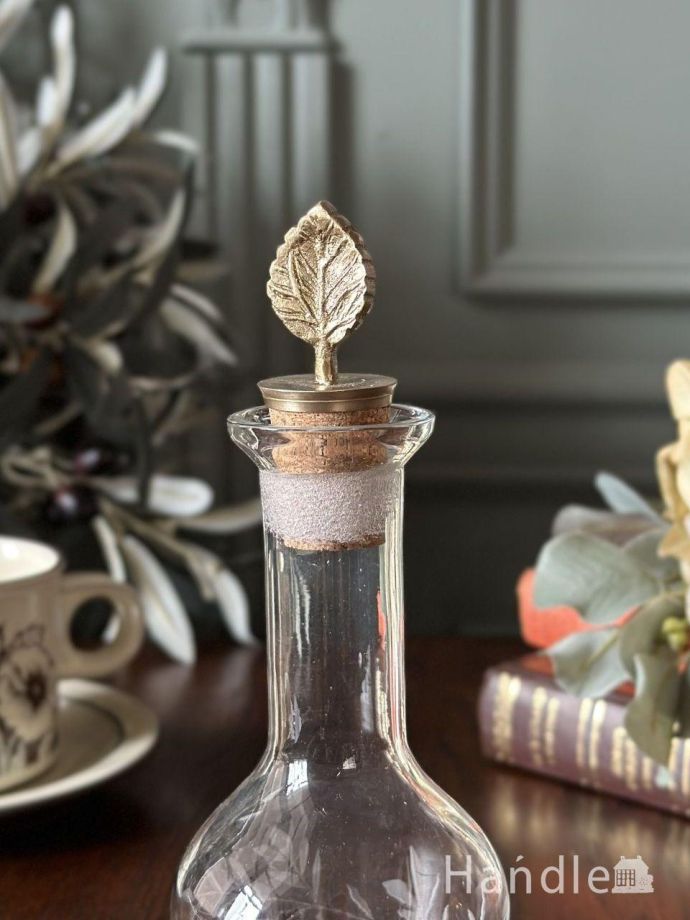 アンティーク風のおしゃれなガラス雑貨・ガラスボトル(リーフキャップ