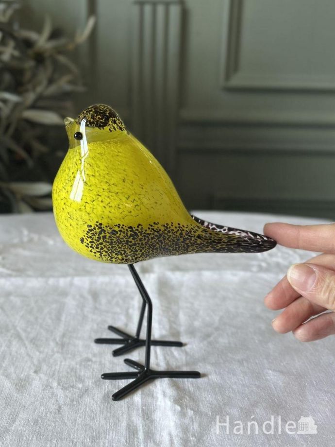 爽やかなイエロー色のガラスのオブジェ、ころんとした形が可愛いガラス