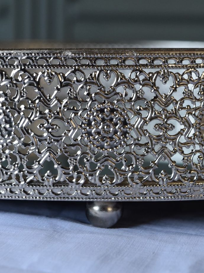 豪華な装飾が入ったおしゃれなお盆、シルバー色のミラートレイ(n22-172