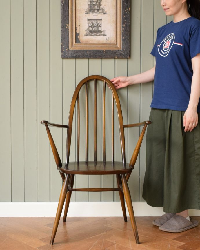 アーコールのクエーカーアームチェア（オリーブチョコ色・アーム付き