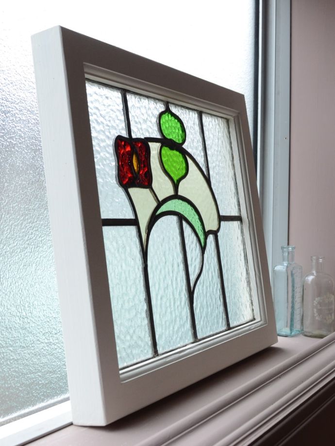 お花の模様が可愛い英国のアンティークガラス、曲線が美しい真っ赤なお