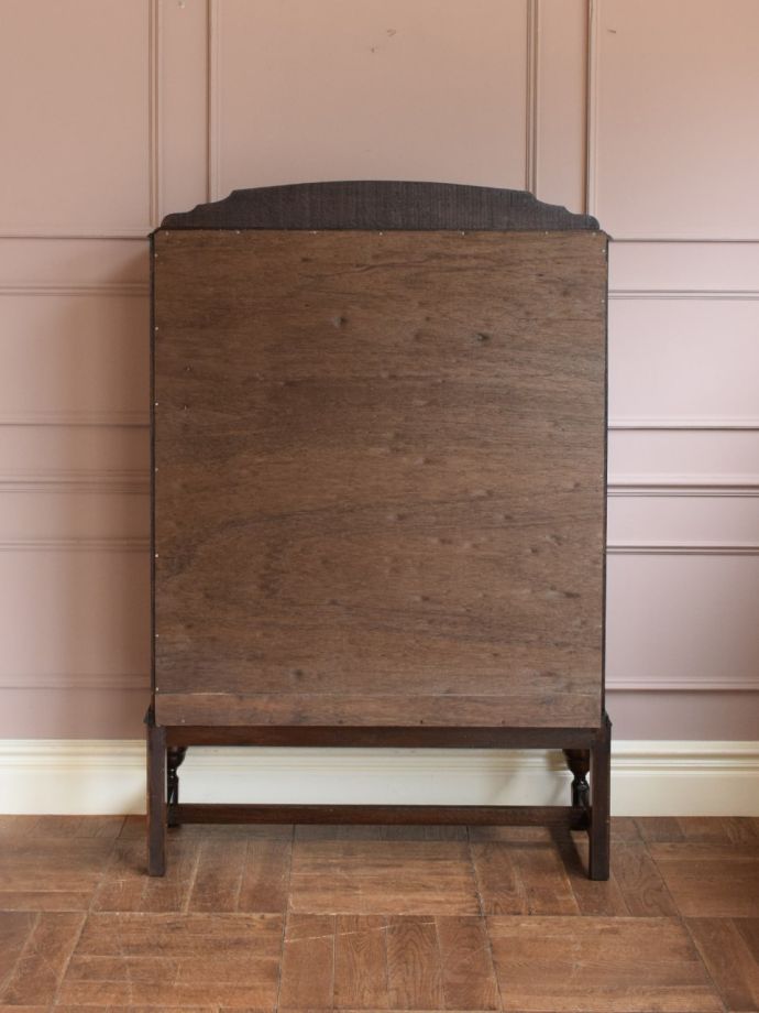 イギリスから届いたバルボスレッグの飾り棚、ポインテッドアーチ扉の