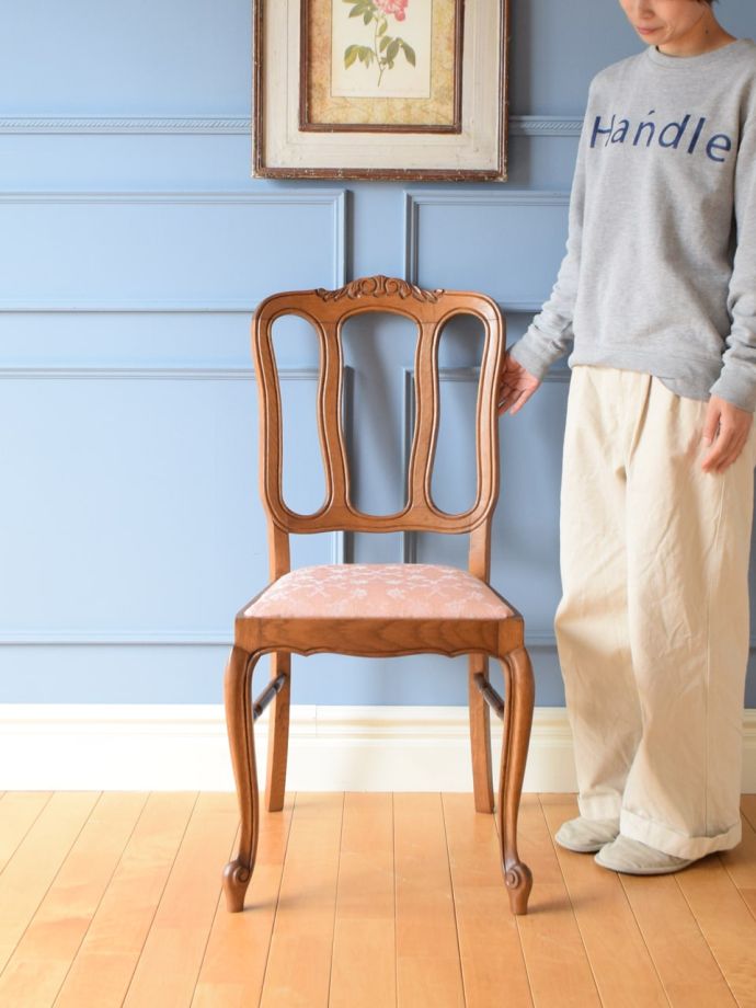 フランスから届いたアンティークの椅子、猫足が優雅なダイニングチェア