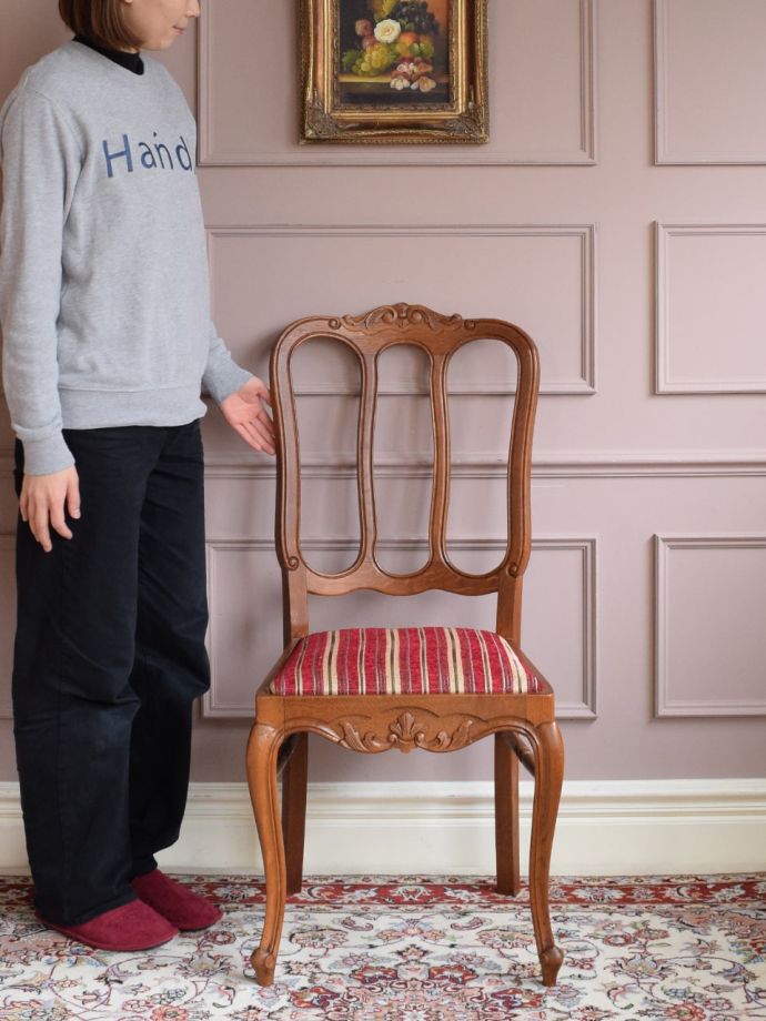 フランスから届いた美しいアンティークの椅子、天使の羽がデザインされ