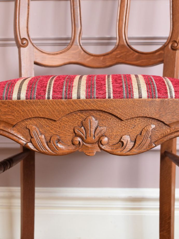 フランスから届いた美しいアンティークの椅子、天使の羽がデザインされ