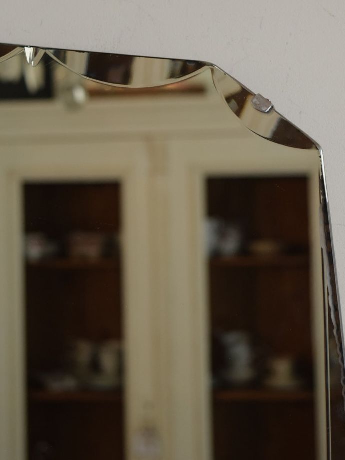 英国で見つけた壁掛け鏡、縁取りがキラキラ輝くおしゃれなアンティーク