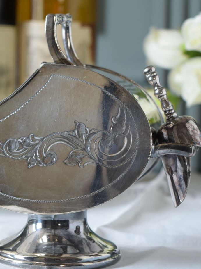 イギリスのアンティークシルバー食器、スプーンがセットになった