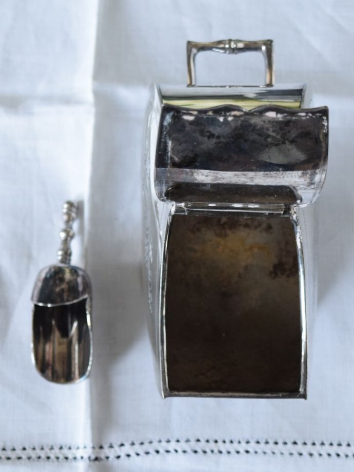 イギリスのアンティークシルバー食器、スプーンがセットになった