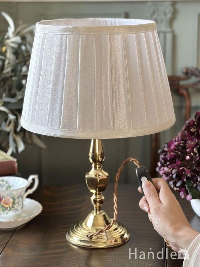 イギリスから届いたキラッと輝くスタンドライト、ゴールド色の