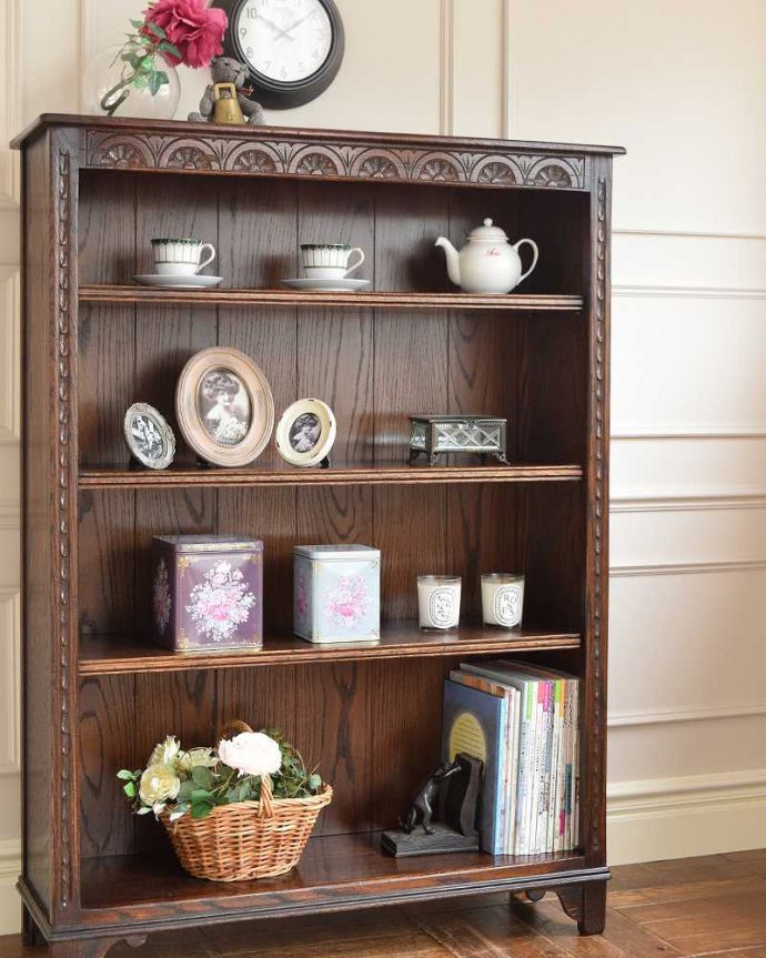英国輸入のアンティーク家具、彫刻がきれいなオープン棚のブック
