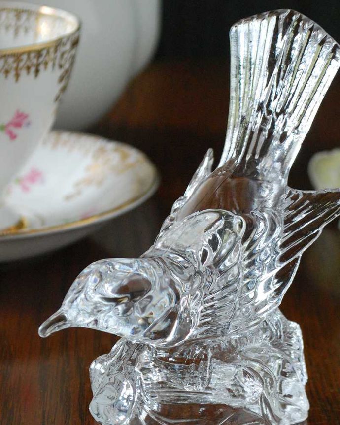 小さな鳥がお部屋の中でキラキラ輝くアンティークプレスドグラス、小鳥