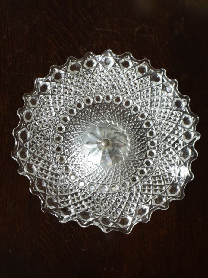 英国のアンティークガラスの食器、フォルムが美しいフルーツスタンド