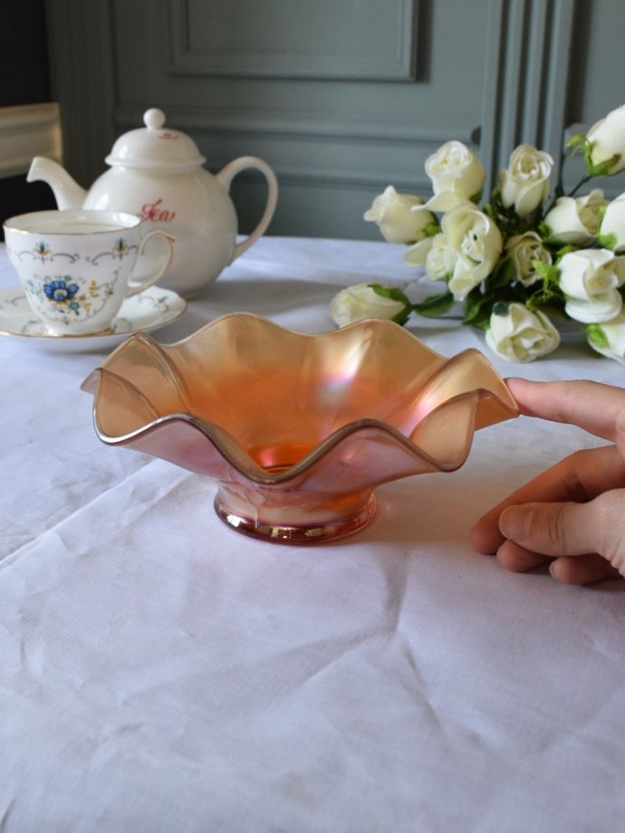 アンティークのおしゃれなガラスの器、七色に輝く幻想的なカーニバル