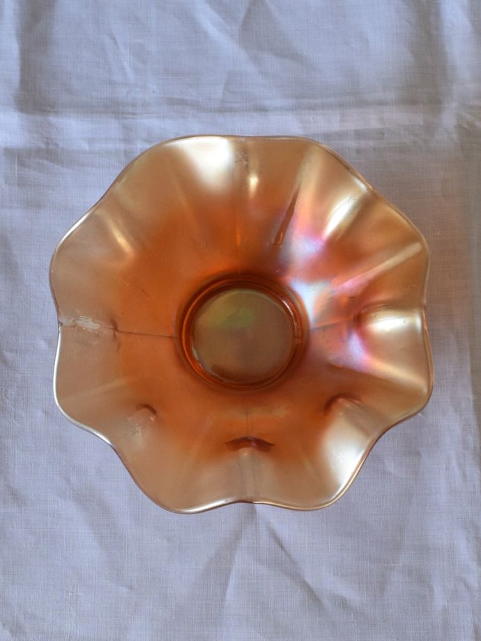 アンティークのおしゃれなガラスの器、七色に輝く幻想的なカーニバル