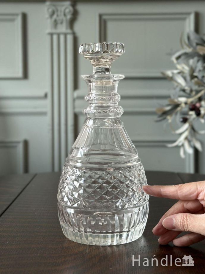 アンティークのガラスのおしゃれなデカンタ、キラッと輝く美しい型押し