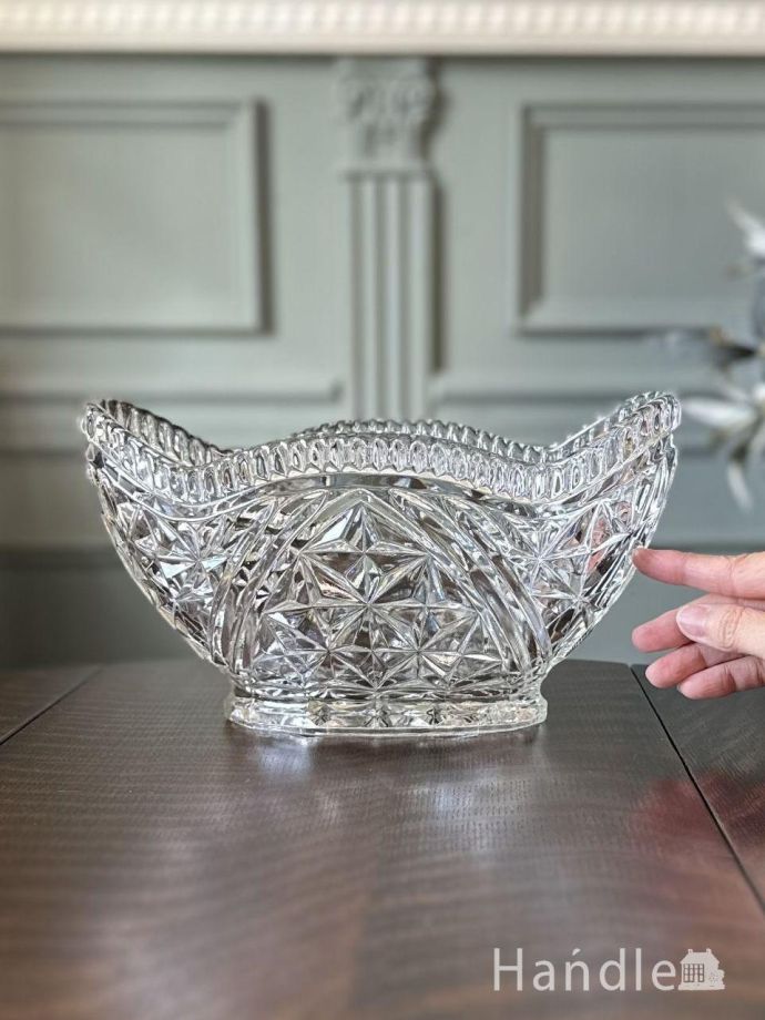 アンティークのガラスの器、豪華な型押し模様が美しいプレスドグラスの